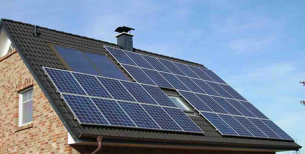 What are the advantages of solar energy class 11?