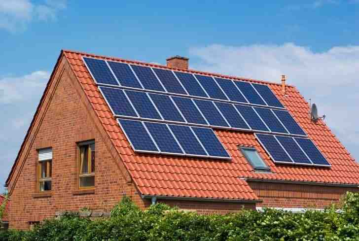 Can solar panels power a house during a power outage?